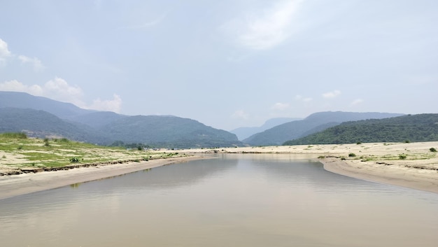 Une rivière avec une montagne en arrière-plan