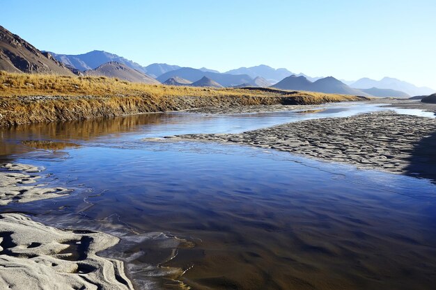 rivière de montagne au tibet