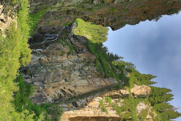 rivière de montagne avec une cascade en été