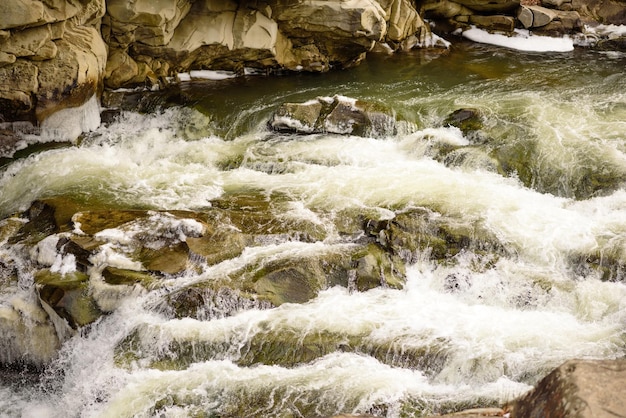 Rivière de montagne dans une belle forêt de conifères verte d'hiver sur les pentes des montagnes Loisirs de plein air en hiver