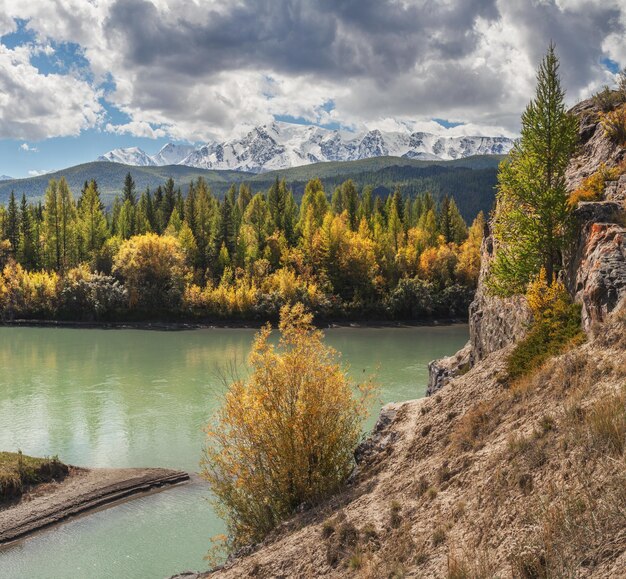 Rivière de montagne dans les nuages du jour d'automne