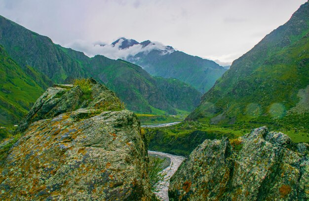 Rivière de montagne dans une vallée en Géorgie