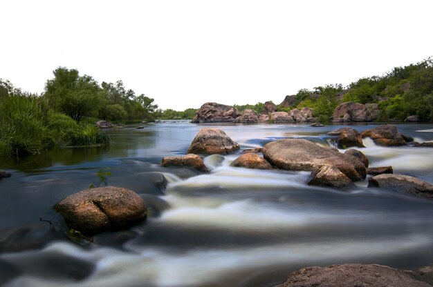 Rivière de montagne à fond isolé