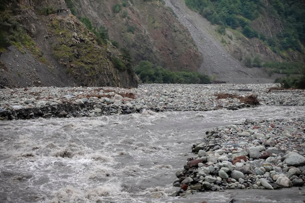 Rivière de montagne sur fond de pavés et de pierres