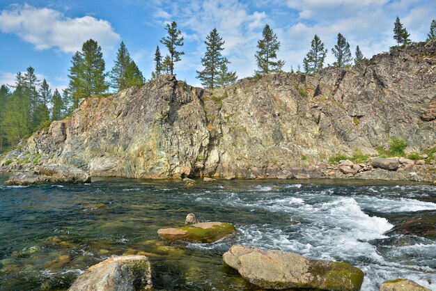 La rivière de montagne Haramatalow dans l'Oural polaire