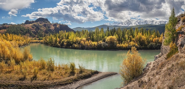 Rivière de montagne en journée d'automne panoramique