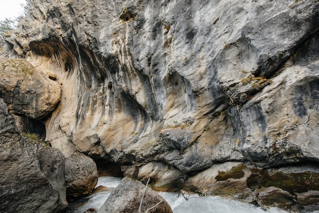 Une rivière de montagne orageuse coule à travers une gorge de montagnes. La nature.