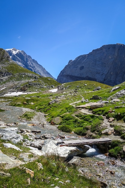 Rivière de montagne et pont de bois dans le parc national de la Vanoise vallée alpine Savoie Alpes françaises