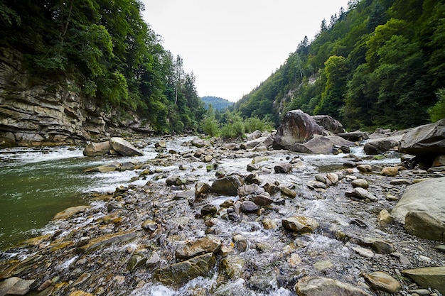 La rivière de montagne Prut et cascades Probiy à Yaremche Carpates Ukraine