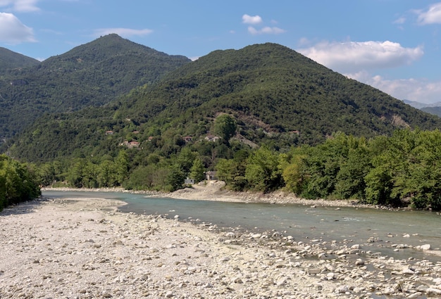 Rivière de montagne rapide un jour d'été Grèce montagnes Pindos région Tzoumerka