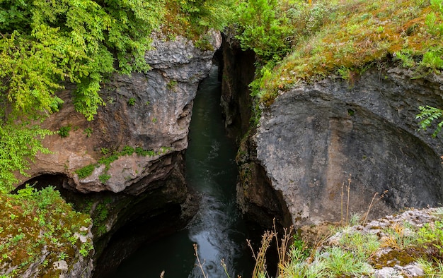 Rivière de montagne République d'Adygea