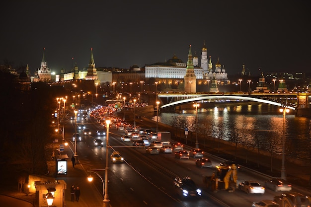 Rivière de Moscou et le Kremlin de Moscou la nuit