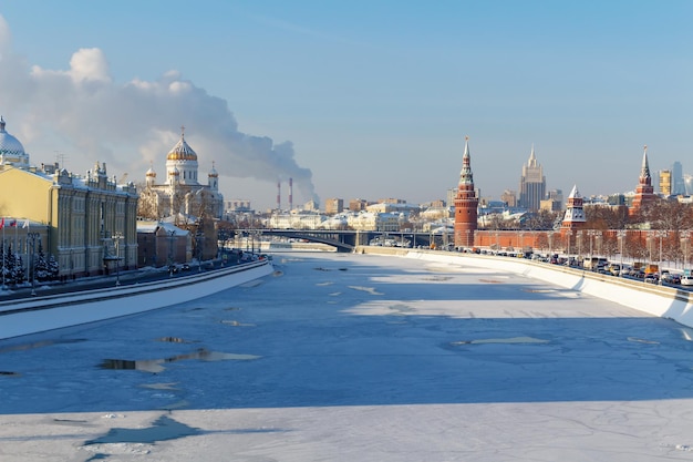 Rivière Moskva près du Kremlin de Moscou au jour d'hiver ensoleillé