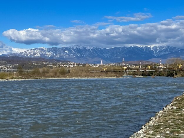 Photo rivière mzymta entre le village de sirius et la ville d'adler à sotchi