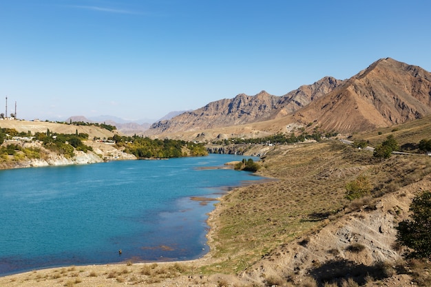 Rivière Naryn près de la ville de Tash-Kumyr dans la région de Jalal-Abad au Kirghizistan.