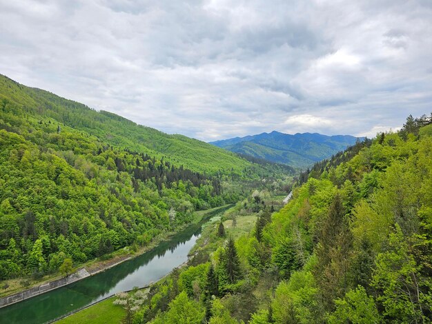 Photo une rivière naturelle qui se déverse au barrage