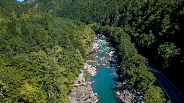 Photo rivière orageuse belaya dans les gorges de khadzhokh. beaux paysages, canyons et gorges.