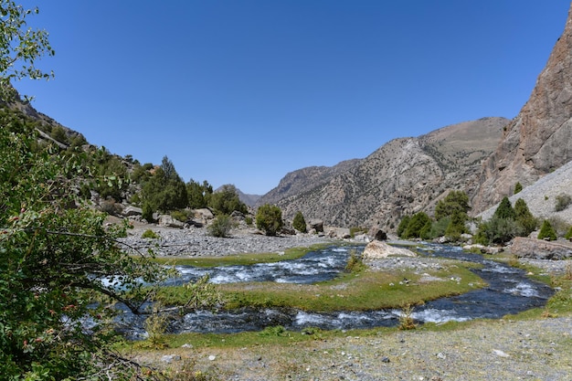 Photo une rivière orageuse dans les montagnes du tadjikistan