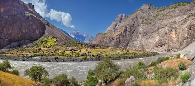 Rivière Panj à la frontière du Tadjikistan et de l'Afghanistanx9