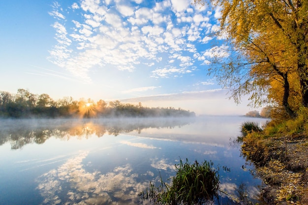 Photo rivière de paysage d'automne dans le brouillard du matin sur le panorama de l'eau de la rivière en automne