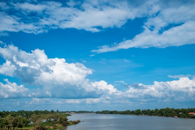 Rivière de paysage avec un ciel bleu, de beaux paysages.