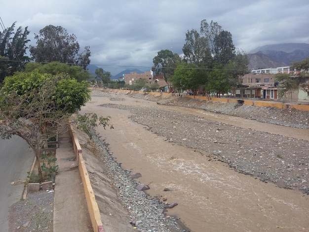 Rivière peu profonde dans la ville de Nazca au Pérou