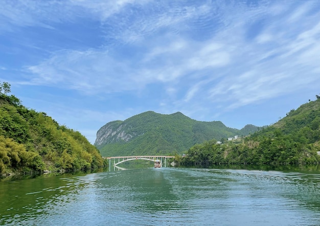 Une rivière avec un pont au loin