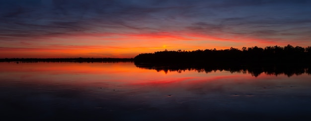 Rivière Prypiac' (Pripyat) pendant le débordement printanier. L'image a été prise après le coucher du soleil