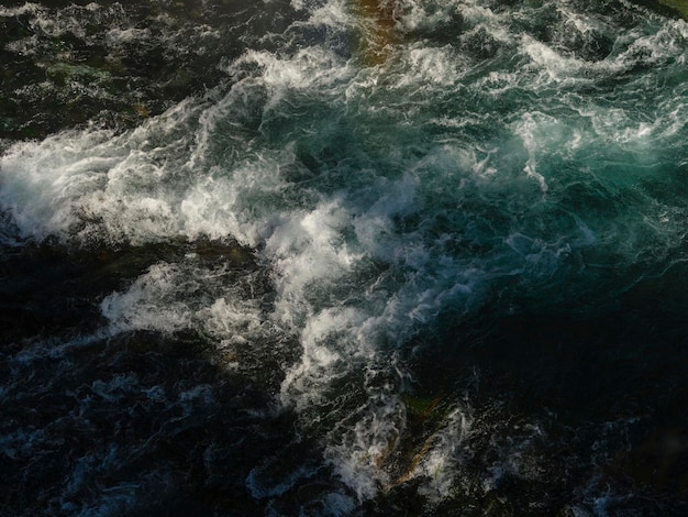 Une rivière qui coule dans la nature