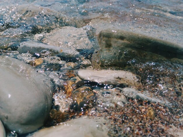 Photo une rivière qui coule à travers les rochers