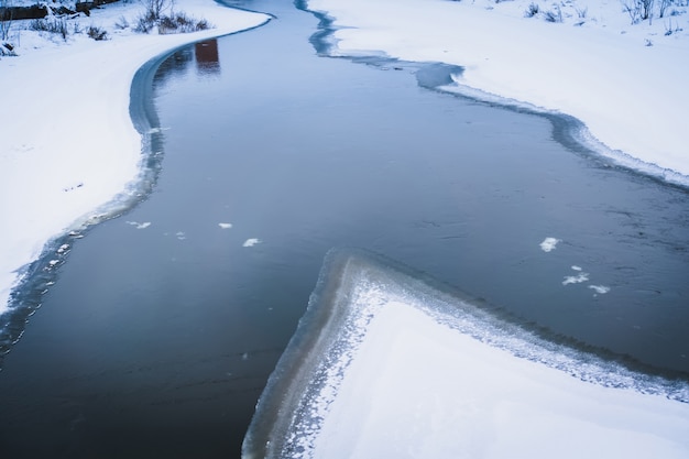 Rivière rurale gelée