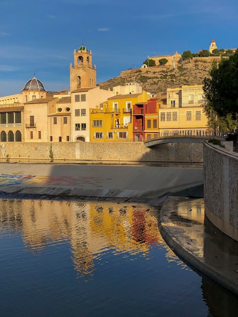 Rivière Segura au vieux quartier d'Orihuela et palais épiscopal Orihuela Alicante Espagne