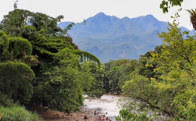 Photo rivière serra do mar et montagnes dans l'état du paran au brésil