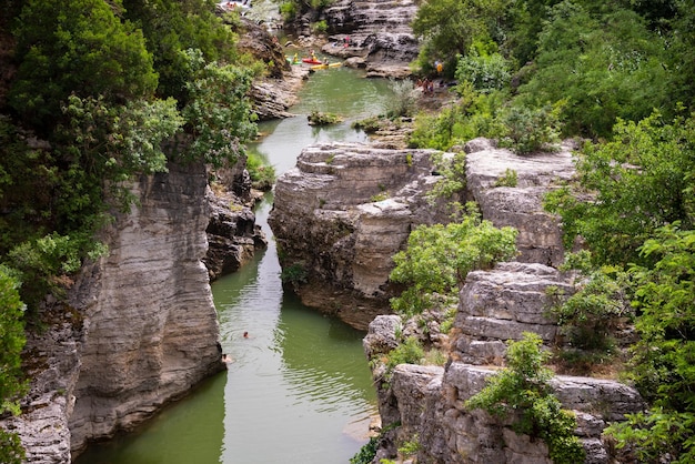 Rivière sinueuse dans un canyon pittoresque avec rochers et arbres