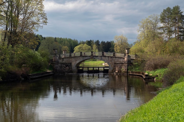 Rivière Slavyanka et pont Viscontiev dans le parc de Pavlovsk lors d'une journée de printemps ensoleillée Saint Petersburg Russie