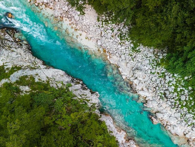 Rivière Soca turquoise à Bovec Slovénie Vallée de la Soca Europe Nature et paysage d'en haut