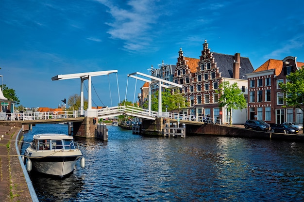 Rivière Spaarne avec bateau et pont Gravestenenbrug à Haarlem, N