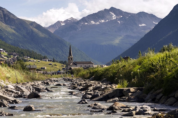 Rivière Spol avec l'église de Santa Maria à Livigno Italie