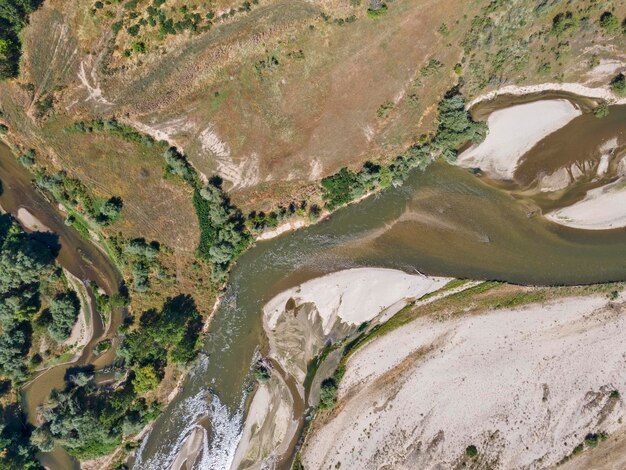 La rivière Struma qui traverse la vallée de Petrich en Bulgarie