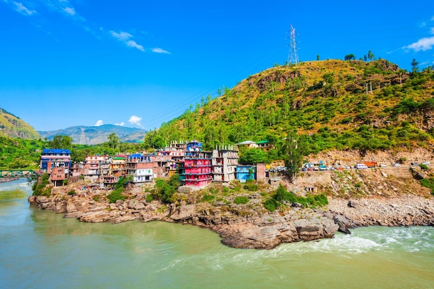 Rivière Sutlej dans le village de Luhri Inde