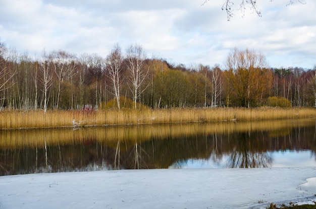 La rivière Svisloch coule à Minsk et crée des sites pittoresques Biélorussie