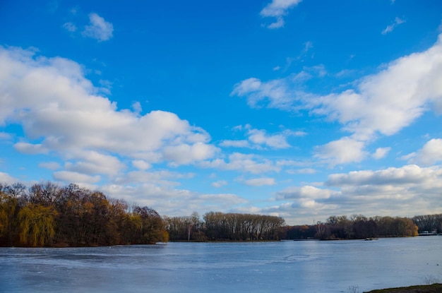 La rivière Svisloch coule à Minsk et crée des sites pittoresques Biélorussie