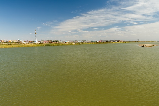 Rivière Syr Darya et vue sur la ville de Kyzylorda au Kazakhstan.