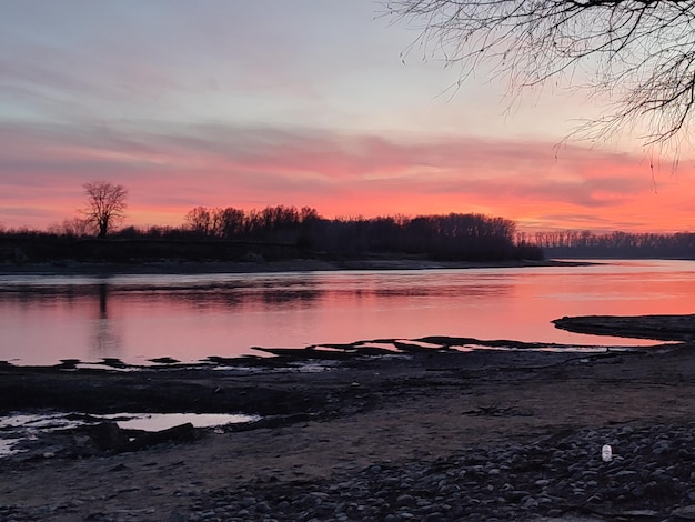 rivière tard le soir. beau coucher de soleil rouge