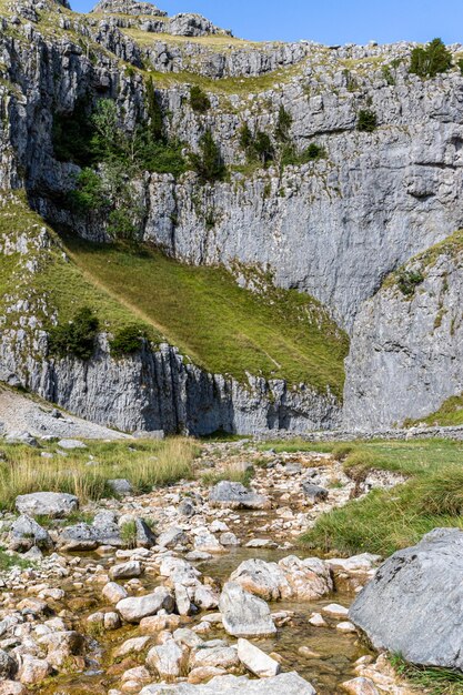 Une rivière traverse une vallée rocheuse.