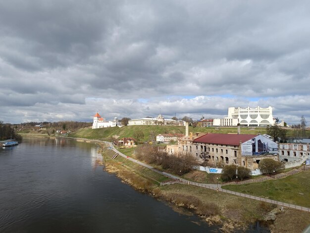 Une rivière traverse une ville avec un bâtiment sur le côté gauche.