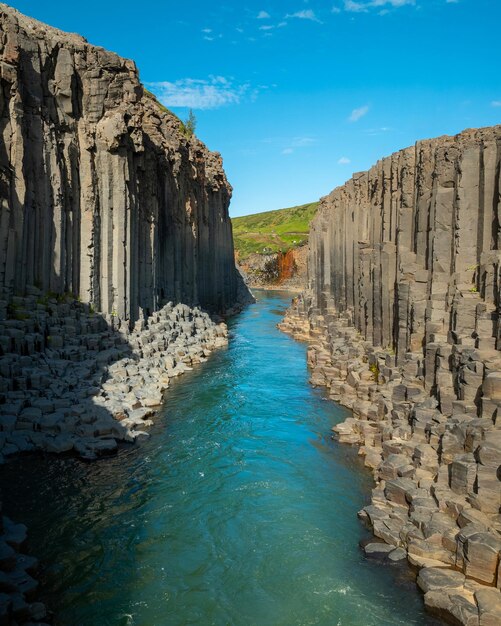 La rivière turquoise coulant à travers des formations rocheuses blanches aériennes directement au-dessus