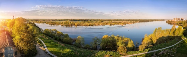 Photo rivière velikaya dans le village piskovichi à pskov