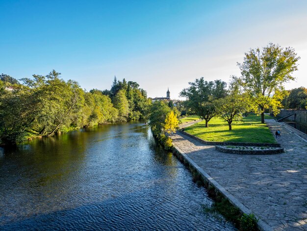 Rivière Vez lorsqu'elle traverse la ville d'Arcos de Valdevez portugal