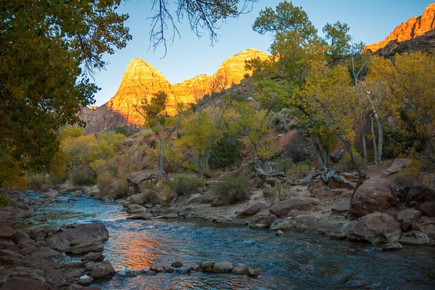 Rivière vierge au coucher du soleil